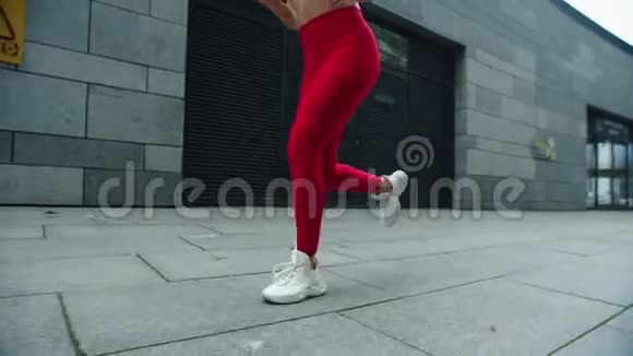 健身女腿在城市街道上奔跑快跑女子腿慢跑视频的预览图