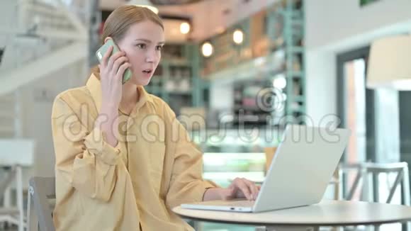 愤怒的女人在咖啡厅用笔记本电脑聊天视频的预览图