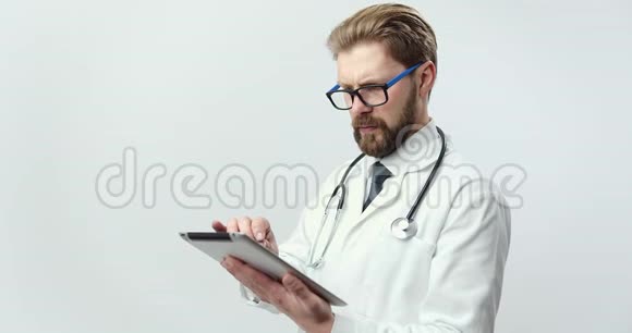 持有数码平板电脑的医疗专家画像视频的预览图