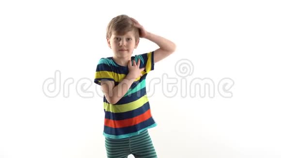 小男孩在画室的白色背景舞蹈滑稽舞蹈视频的预览图