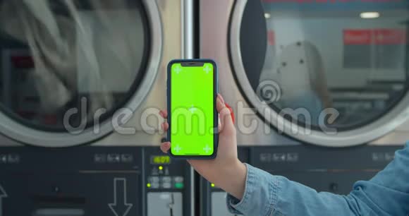 快关门在公共洗衣店安装绿色屏幕的智能手机铬钥匙快关门自助公共洗衣店视频的预览图