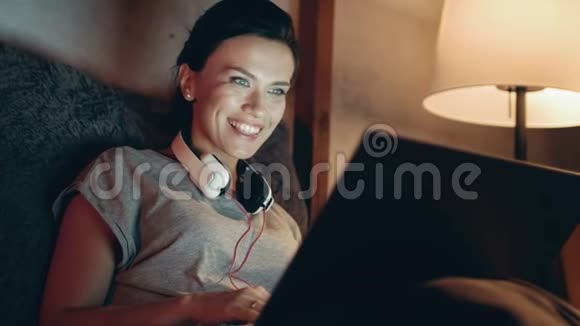 布鲁内特女孩在网络摄像头上打电话快乐的女人在笔记本电脑上打视频电话视频的预览图