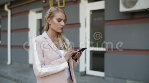 女商人在街上打电话女商人使用智能手机视频的预览图
