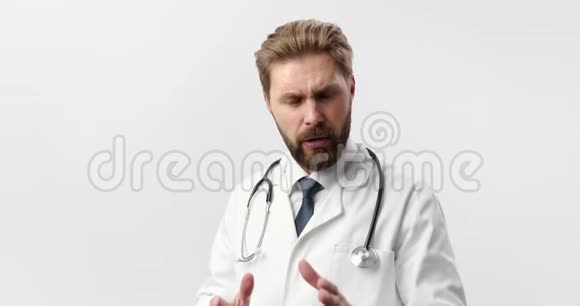 实验室穿外套的医生在工作室里摆姿势说话视频的预览图