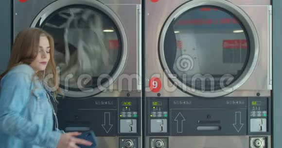 女性在自助洗衣店跳舞的肖像视频的预览图