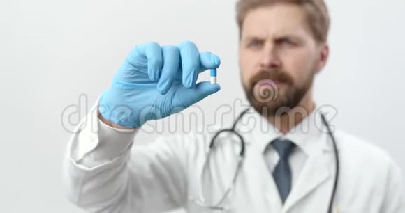 医生手中的医疗药丸合上视频的预览图