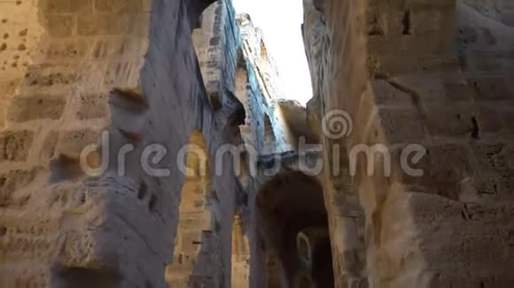 古罗马遗址位于突尼斯埃尔杰姆的古代圆形剧场列之间的通道从下往上看视频的预览图