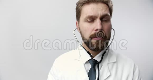 使用听诊器的胡须医生的肖像视频的预览图