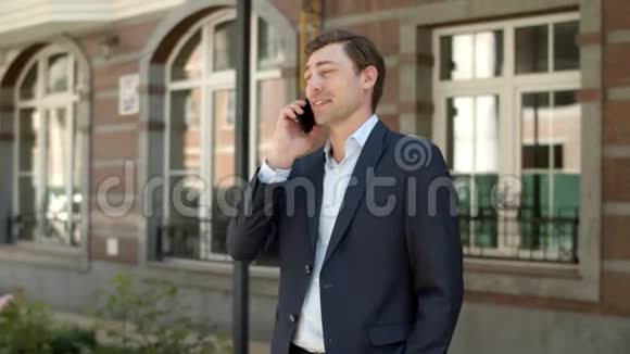 特写商人在街上打电话男人在户外说话视频的预览图