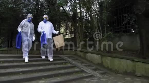 一男一女穿着防护服和呼吸器去公园视频的预览图