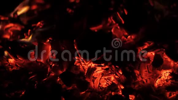 篝火的炽热煤视频的预览图
