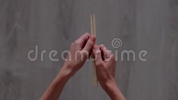 打开手中的寿司棍子视频的预览图