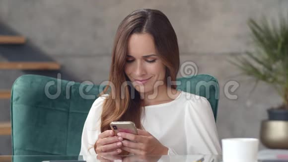 年轻的女商人在智能手机上浏览互联网开心的女孩在找电话视频的预览图