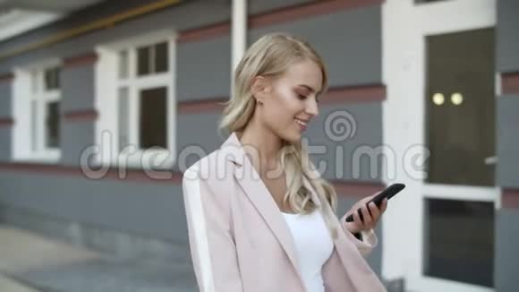 微笑的女人在手机上发短信女人打电话上网视频的预览图
