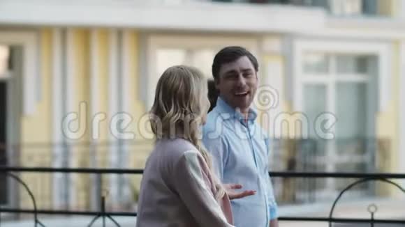微笑商务夫妇在街上散步商业伙伴在外面交谈视频的预览图
