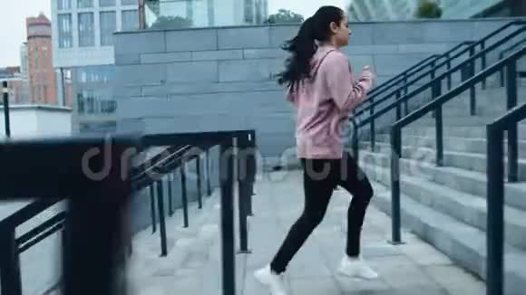 运动员妇女在户外运动中跑上楼梯健身女孩在楼上慢跑视频的预览图