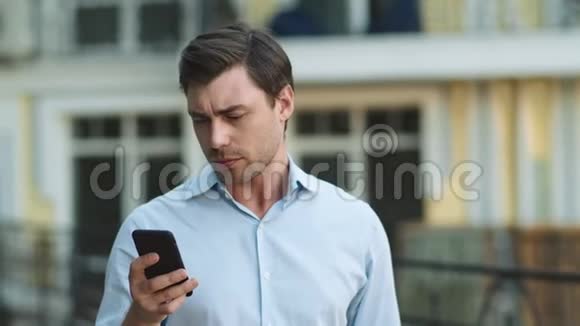 特写男在街上打电话在户外使用智能手机的商人视频的预览图
