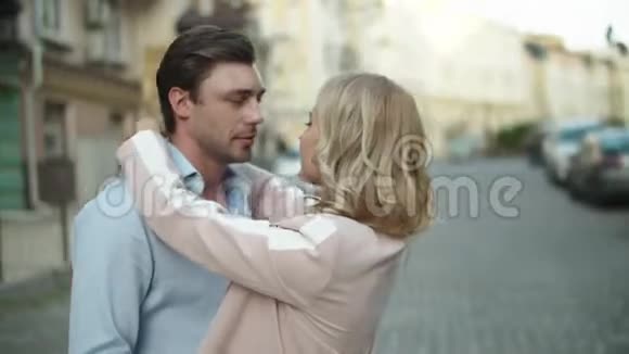 幸福的一对夫妇站在街上在户外互相拥抱视频的预览图