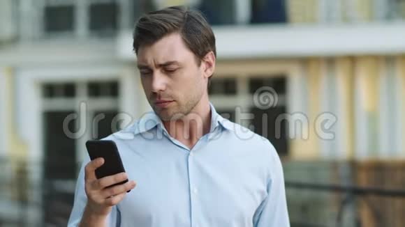 肖像人使用智能手机户外有人在街上打手机视频的预览图