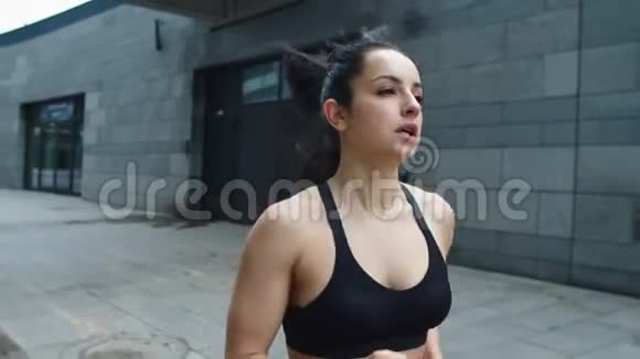 在街上奔跑的性感女人微笑女子训练跑步画像视频的预览图