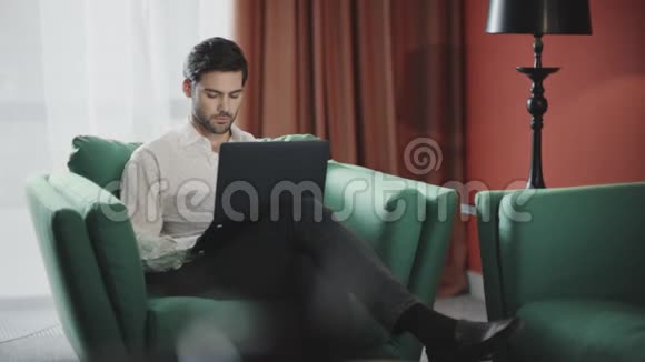 帅哥商人在酒店工作笔记本电脑商务人员工作电脑视频的预览图