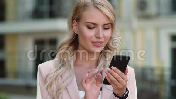 使用智能手机的肖像女商人手拿电话的女孩在户外视频的预览图