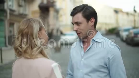 一对浪漫的情侣站在街上一对夫妻在一起视频的预览图