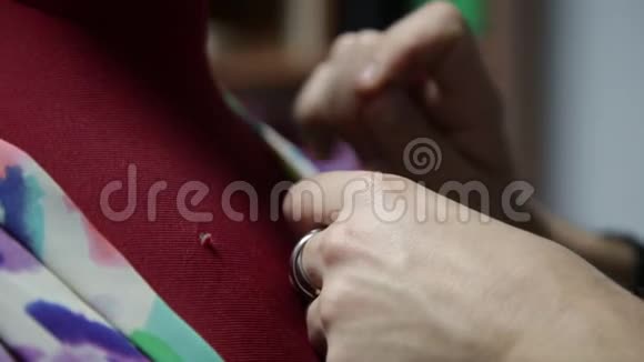 缝纫车间的裁缝视频的预览图