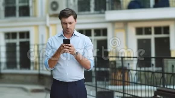 肖像男在街上打电话在户外使用智能手机的商人视频的预览图