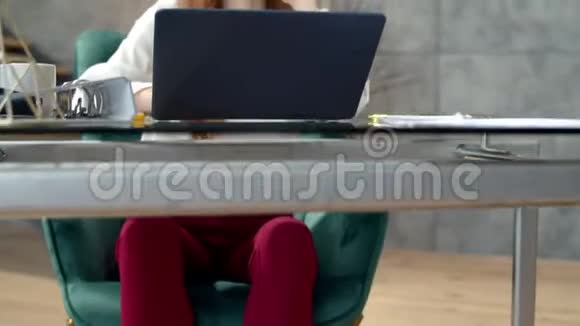 疲惫的商务女性在家里完成工作女孩在椅子上放松视频的预览图
