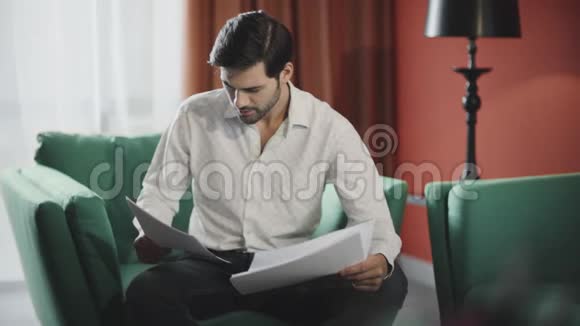 专注的商人在酒店阅读文件自信的人在检查文件视频的预览图