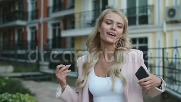 肖像金发女人使用面部时间漂亮的女商人在聊天视频的预览图