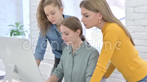 失望的年轻女性设计师对桌面故障的反应视频的预览图