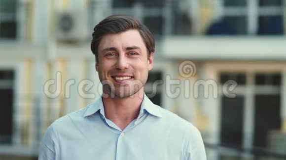 肖像男在街上对着镜头微笑看着室外摄像机的商人视频的预览图