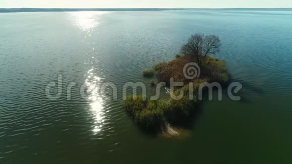 带岛屿的蓝色湖泊的鸟瞰图视频的预览图