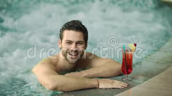 性感男人在温泉酒店游泳池放松的肖像在按摩浴缸里摆姿势的快乐男人视频的预览图
