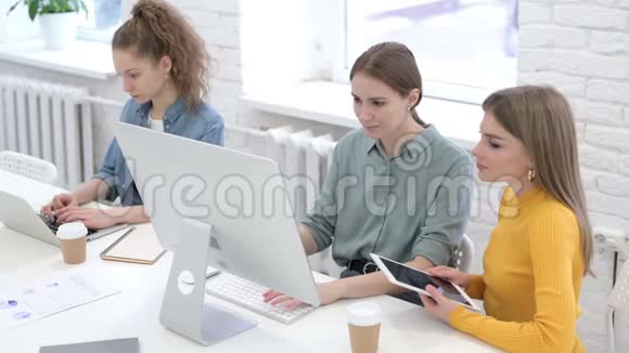 美丽的年轻女性设计师在桌面上进行视频聊天视频的预览图