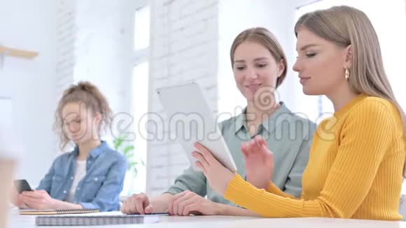 有魅力的女性设计师在平板电脑上进行视频聊天视频的预览图