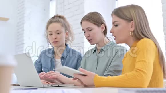 创意女性团队讨论和工作笔记本电脑视频的预览图