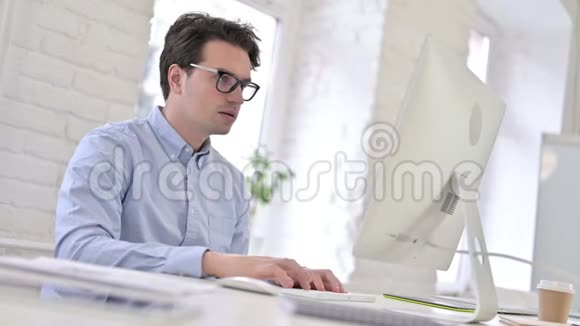 在现代办公中使用笔记本电脑的职业年轻人视频的预览图