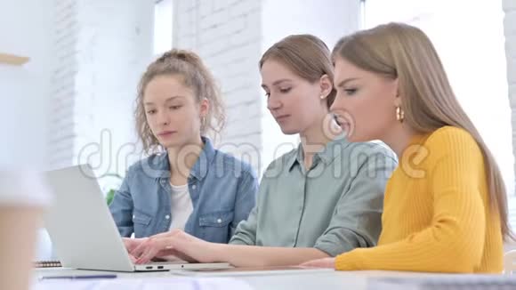 失望的女性创业团队对笔记本电脑故障的反应视频的预览图