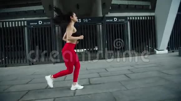 年轻女子训练跑户外城市街头慢跑的女跑步者视频的预览图