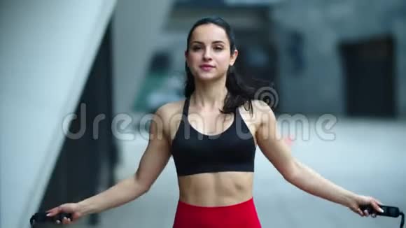 运动员女子跳绳运动女孩完成有氧运动视频的预览图