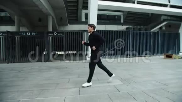 运动员在城市街道上慢跑跑步男子户外慢跑视频的预览图