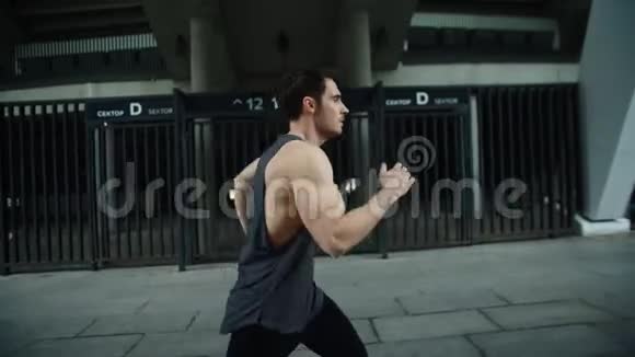 在户外运动中近距离的男跑运动员慢跑跑步人的侧视视频的预览图