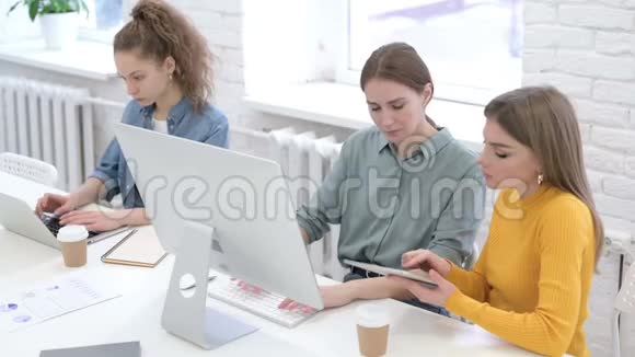 在现代办公室工作的雄心勃勃的年轻女性设计师视频的预览图