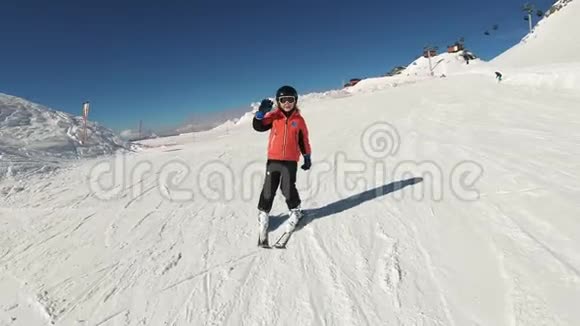 带着滑雪板在雪山背景下微笑的孩子视频的预览图