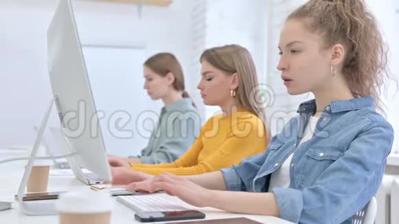 有吸引力的女性创业团队在电脑上工作视频的预览图