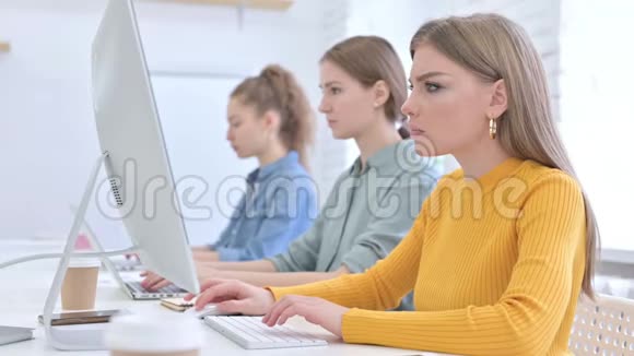 有魅力的年轻女性在桌面上工作咳嗽视频的预览图