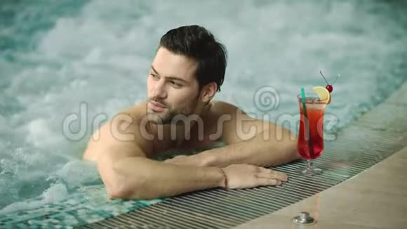 在泳池里跟性感男人调情帅哥在按摩浴缸里放松视频的预览图